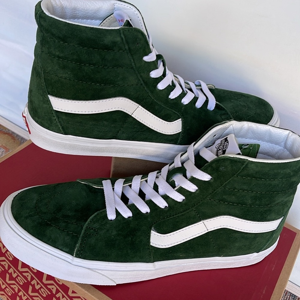 Vans Men’s Sk8-Hi
Pig Suede Douglas Fir
VN0007NSBXU
Sneakers - Picture 11 of 16